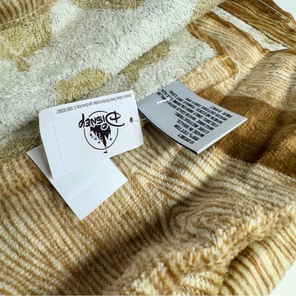 NWT. Disney Beach Towel. Fort Wilderness Resort And Campground towel. - Picture 6 of 7